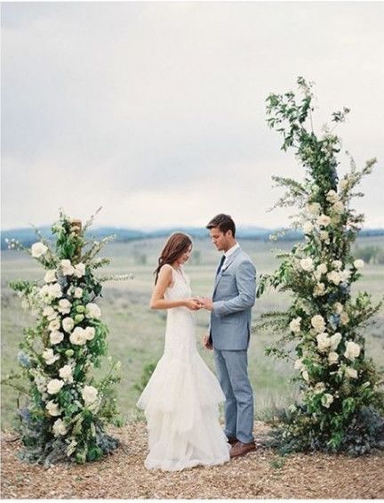 intalatie florala ceremonie religioasa in aer liber