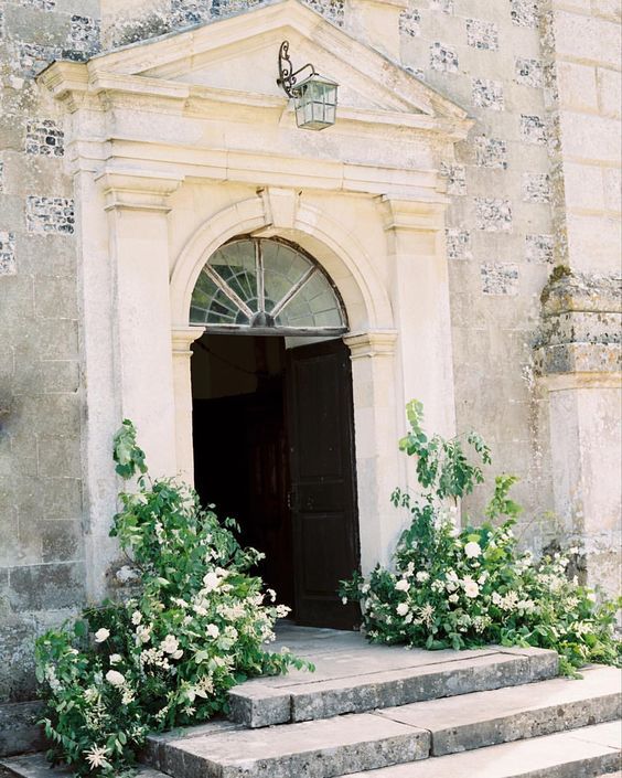 decor floral biserica intrare inspiratie nunta