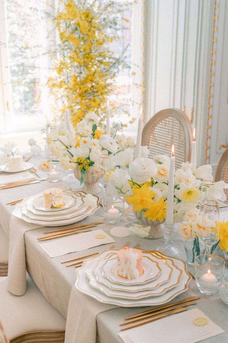 aranjament floral nunta masa invitati flori albe galbene