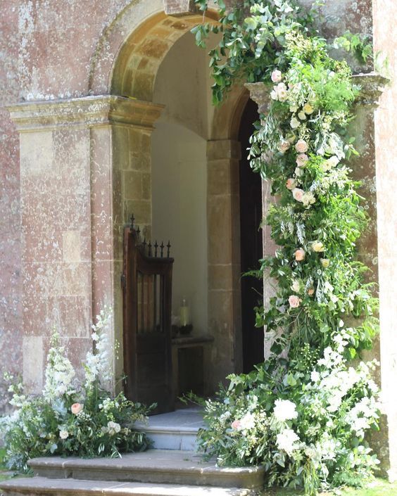  decor intrare biserica instalatie florala inspiratie nunta 