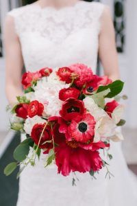 buchet cu anemone rosii si bujori albi