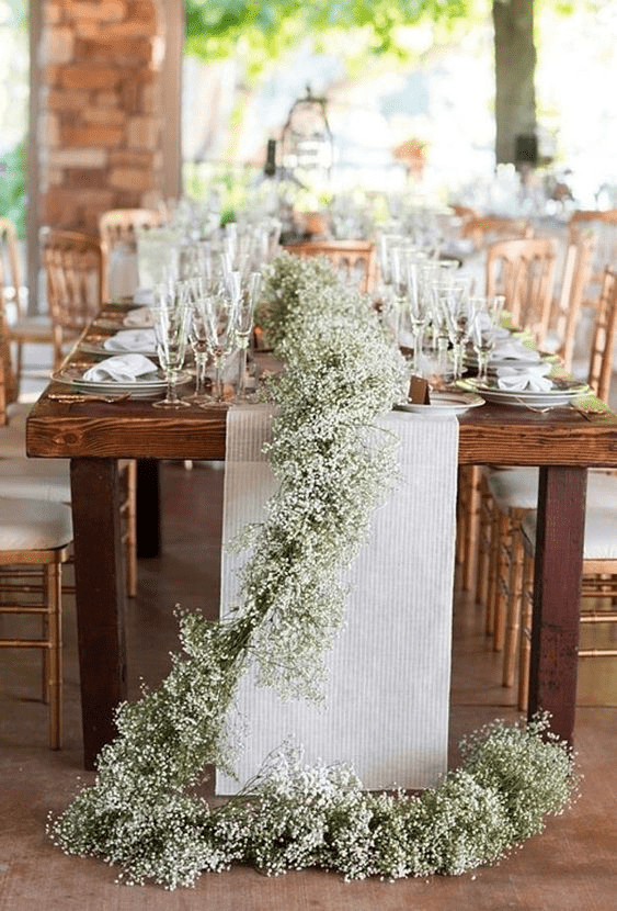 ghirlanda mesele invitatilor cu floarea miresei flori albe simple decor simplu de efect idei nunta botez