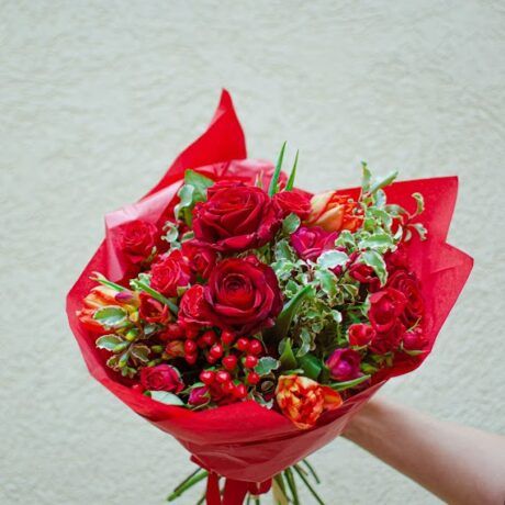 buchet-pentru-ziua-indragostitilor-cu-flori-rosii-luna-iubirii-cadou-iubita