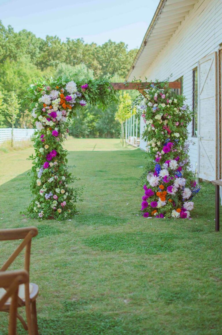 cununie religioasa in aer liber nunta la hambar barn wedding arcada florala colorata