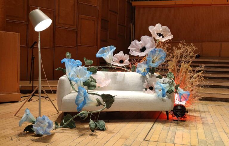 decor scena sala radio festival sonoro flori supradimensionate instalatie florala artistica